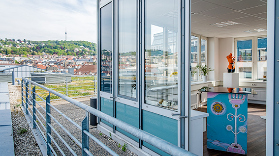 Aufenthaltsraum mit Dachterrasse.